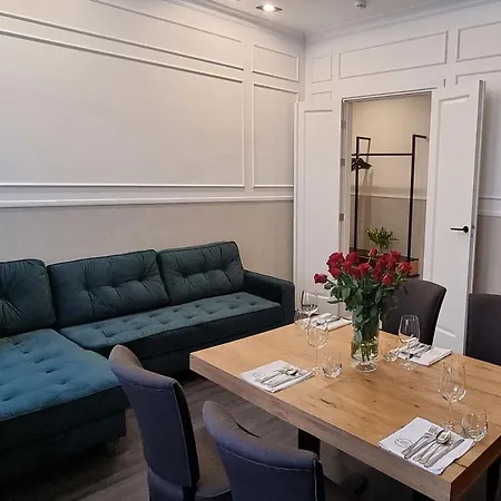 Stary Rynek Premium Apartments: Old Market Square Elegance